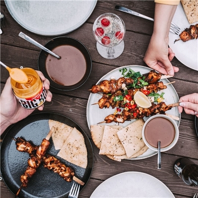 RECEPT: Kuřecí Satay s arašídovou omáčkou