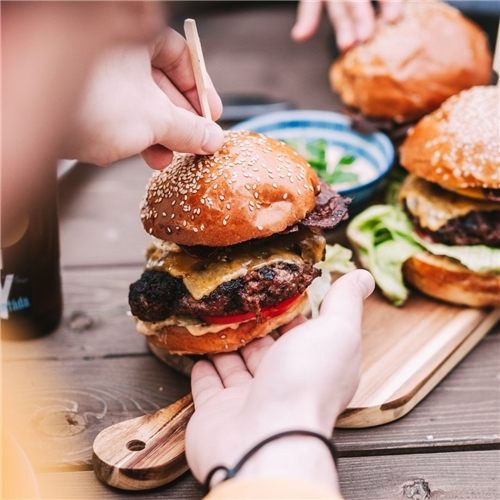 Hovězí hamburger s cibulovou omáčkou.